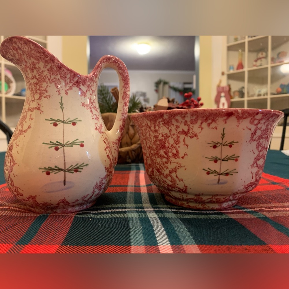 Molly Dallas splatterware Christmas themed 2pc gravy boat And bowl included